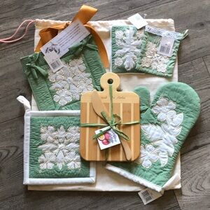 Quilt Sage Hibiscus Oven Mitt, Potholder, Candy